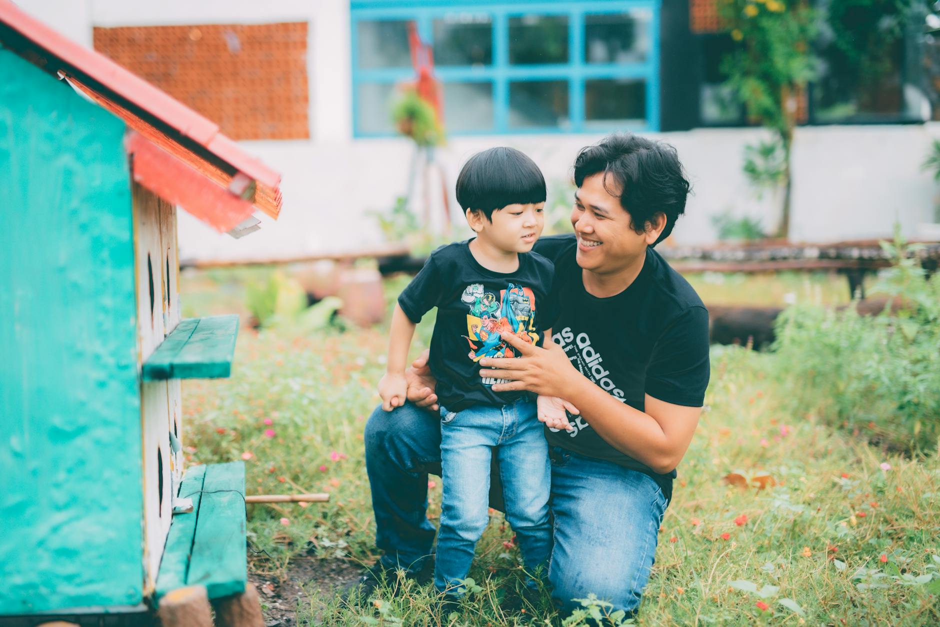 Ayah dan Anak Lulus Bersamaan: Ketika Politik dan Pendidikan Bertemu di Kampus