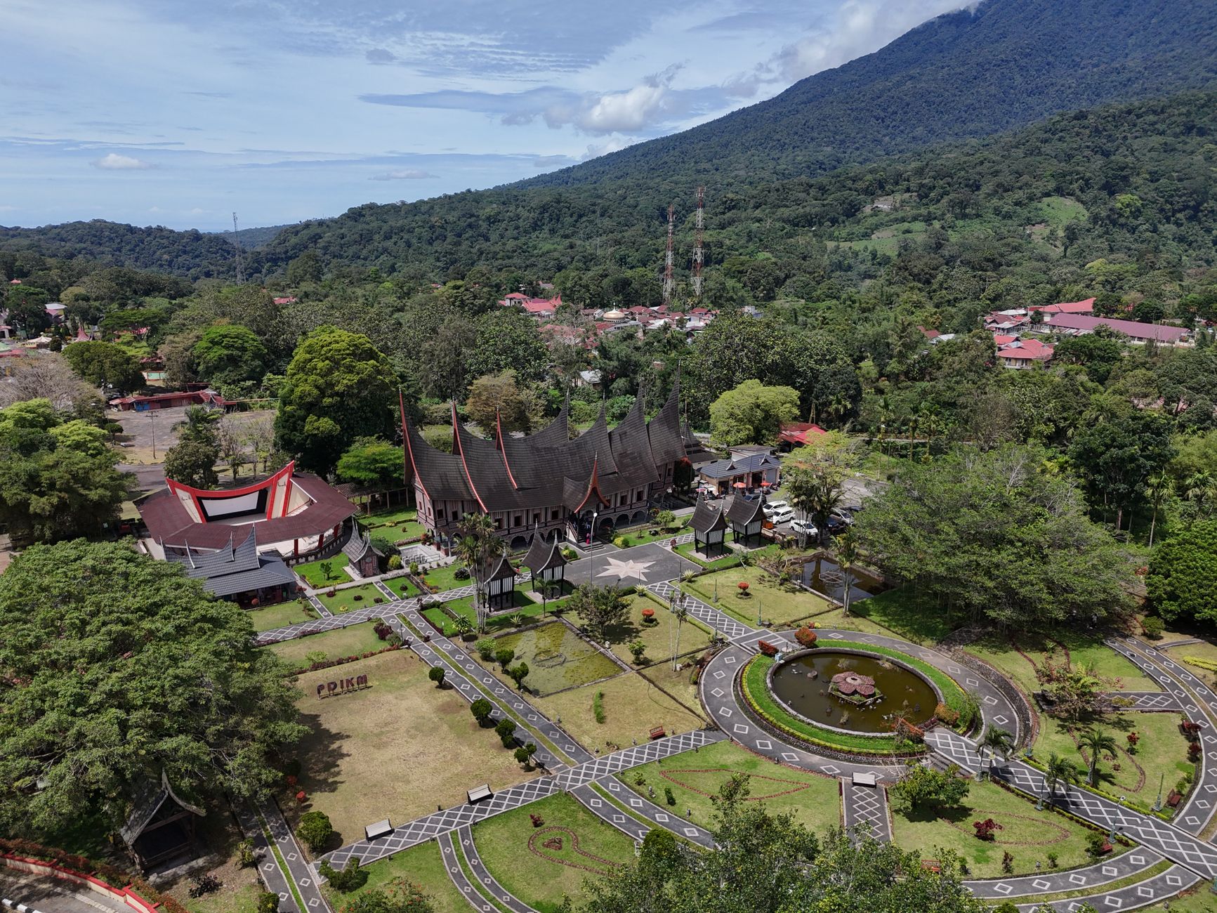 Asmat, Istana Kejadian, dan Urusan Sang Seskab: Sepenggal Cerita Politik yang Tak Semata Kunjungan