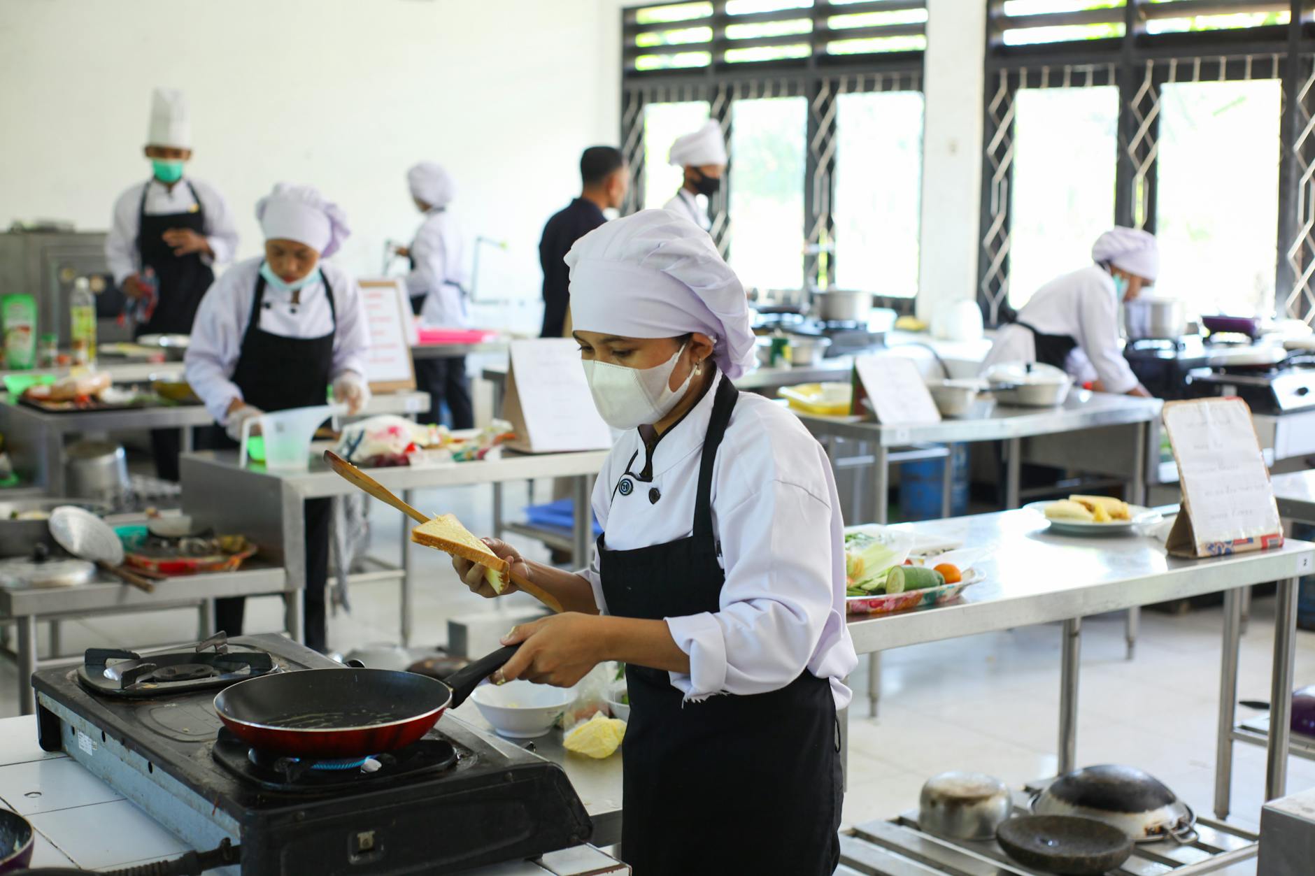 Dapur MBG: Saat 'Asupan' Politik Tercium di Balik Aktivitas Sosial