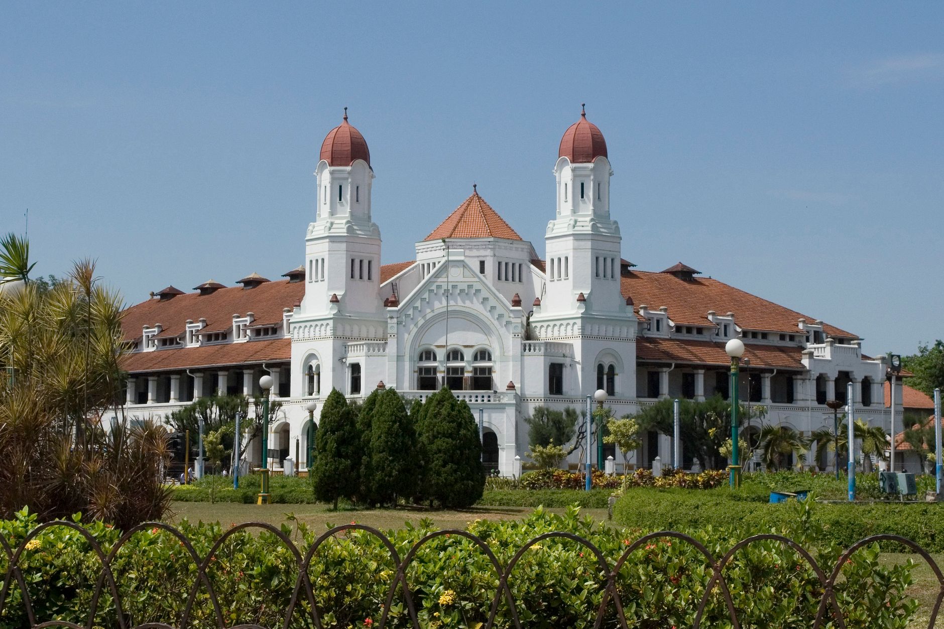 Dari Istana ke Meja Hijau: Riuh Rendah Manuver Politik dan Sorotan Ombudsman