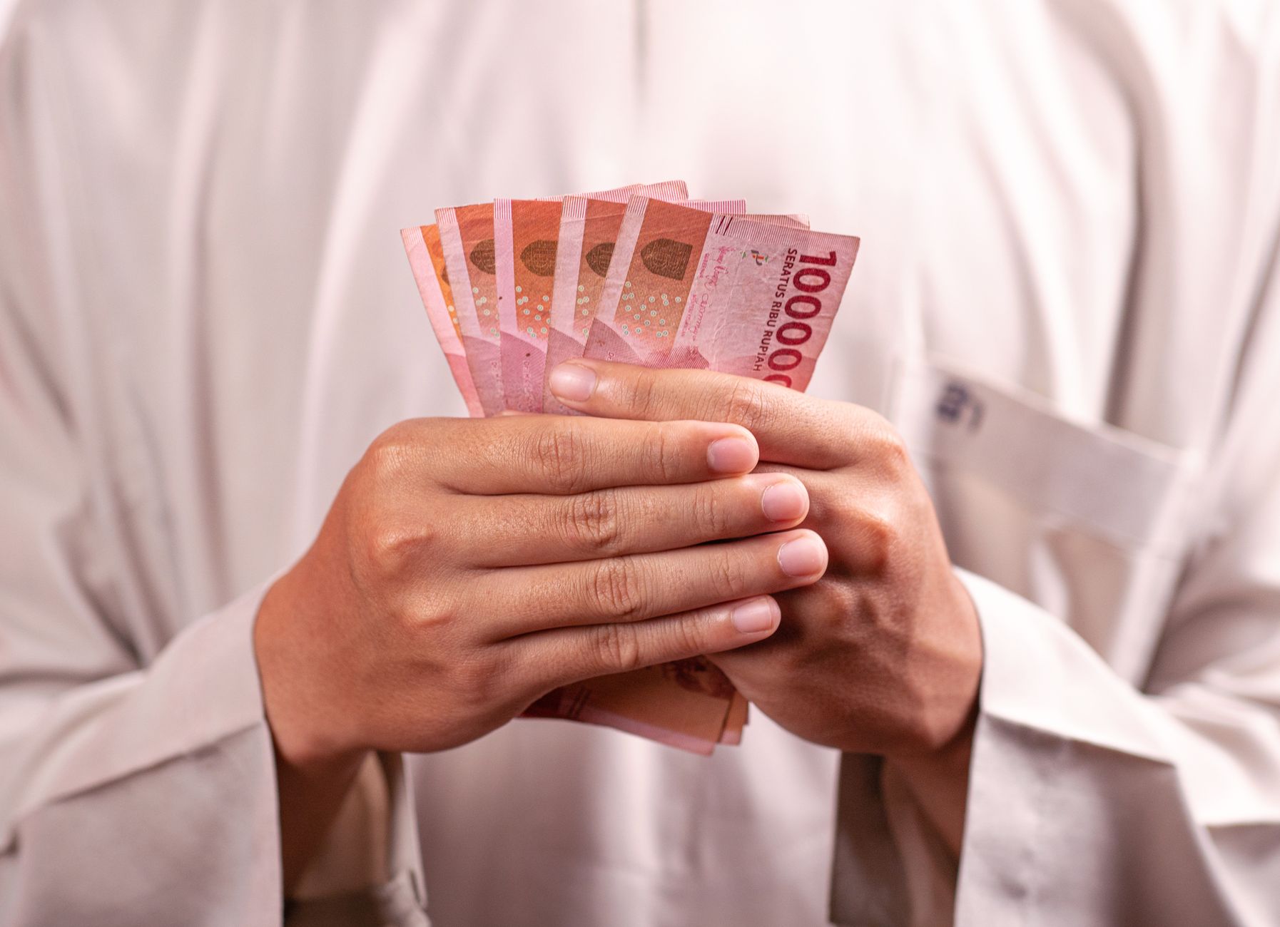 Ketika Rupiah Terjepit: Bisakah Tepuk Tangan Politik Memperbaikinya?
