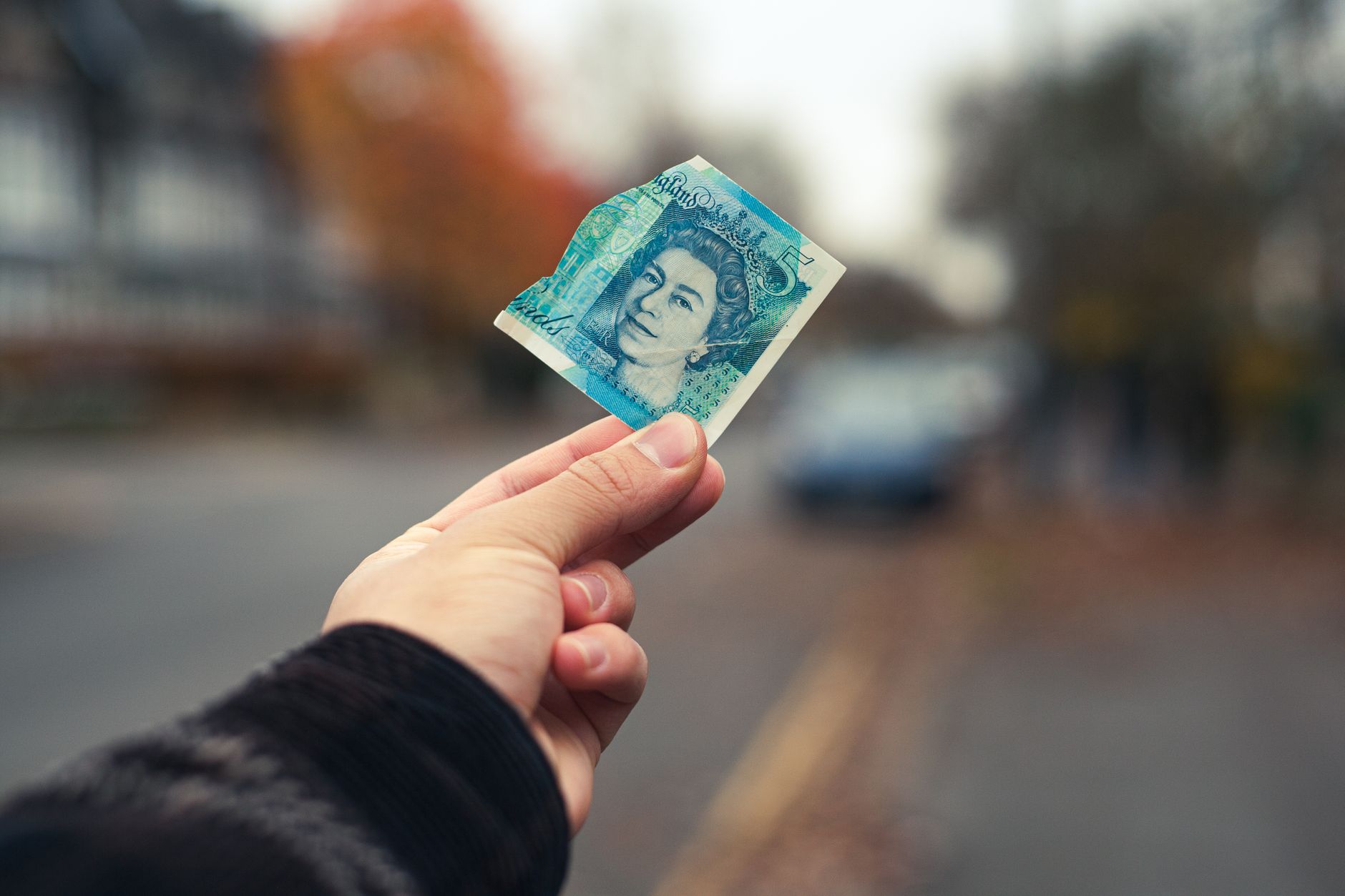 Pound Inggris Goyah: Politik Kacau, Bank Sentral Tarik Rem?