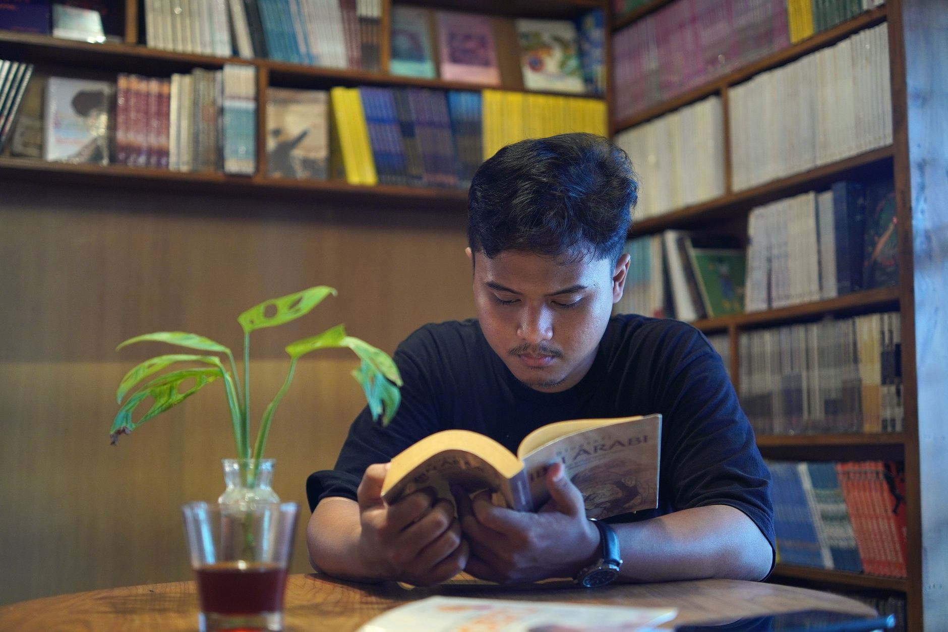 Dunia Fiksi yang Mengajarkan Kita Politik: Dari Intrik Istana Hingga Perebutan Kekuasaan