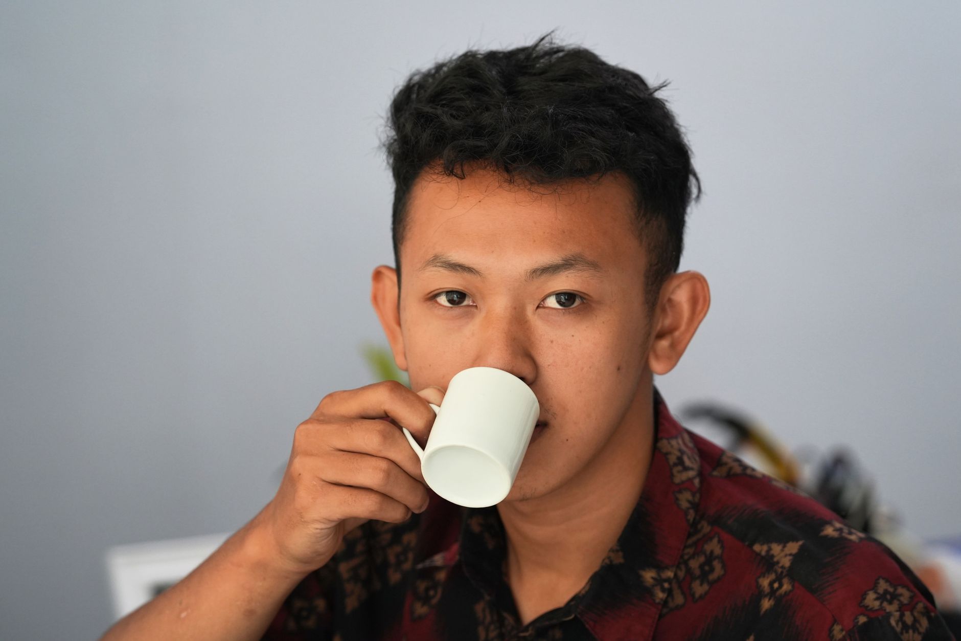Jutaan Cangkir Kopi: Adu Strategi Politik di Balik Iklan Kampanye yang Berisik